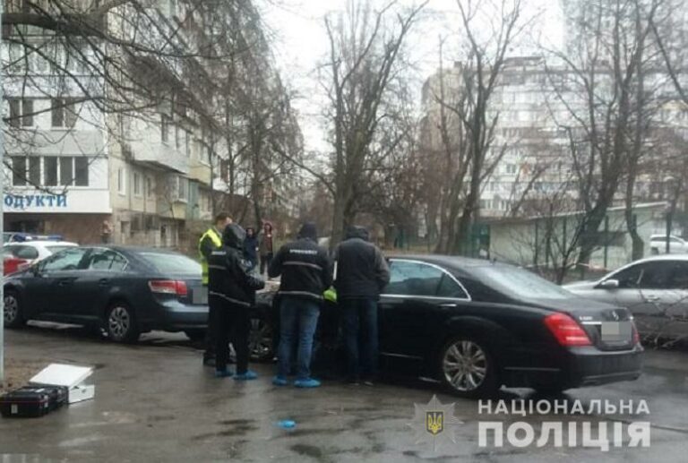 В Киеве в мужчину стреляли в его “Мерседесе“ - today.ua