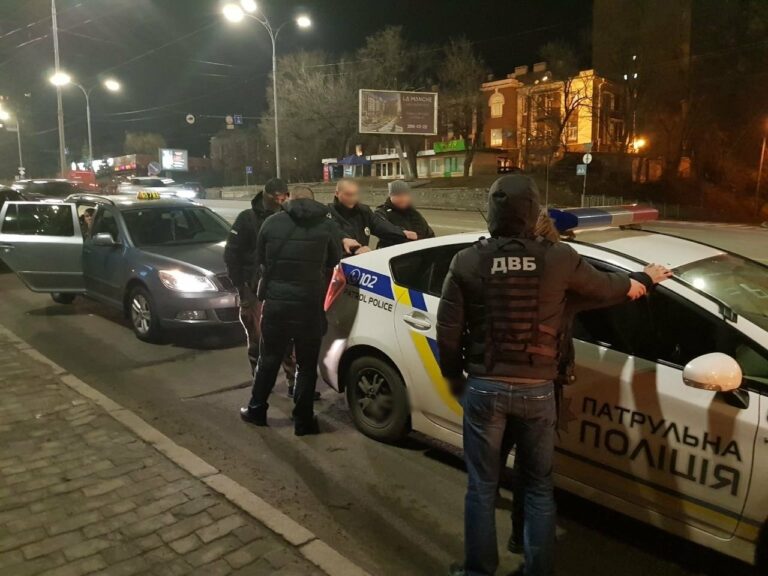 У Києві на хабарі затримали двох патрульних - today.ua