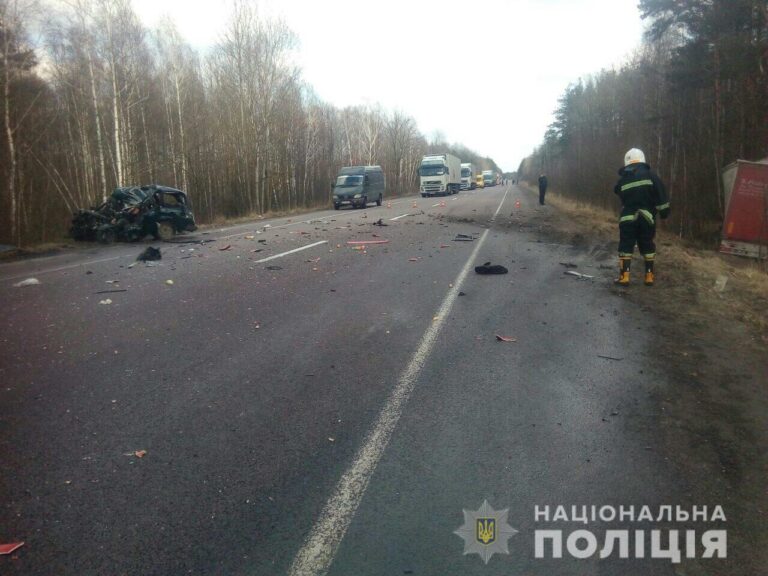 На Рівненщині сталася страшна смертельна ДТП за участю вантажівки - today.ua