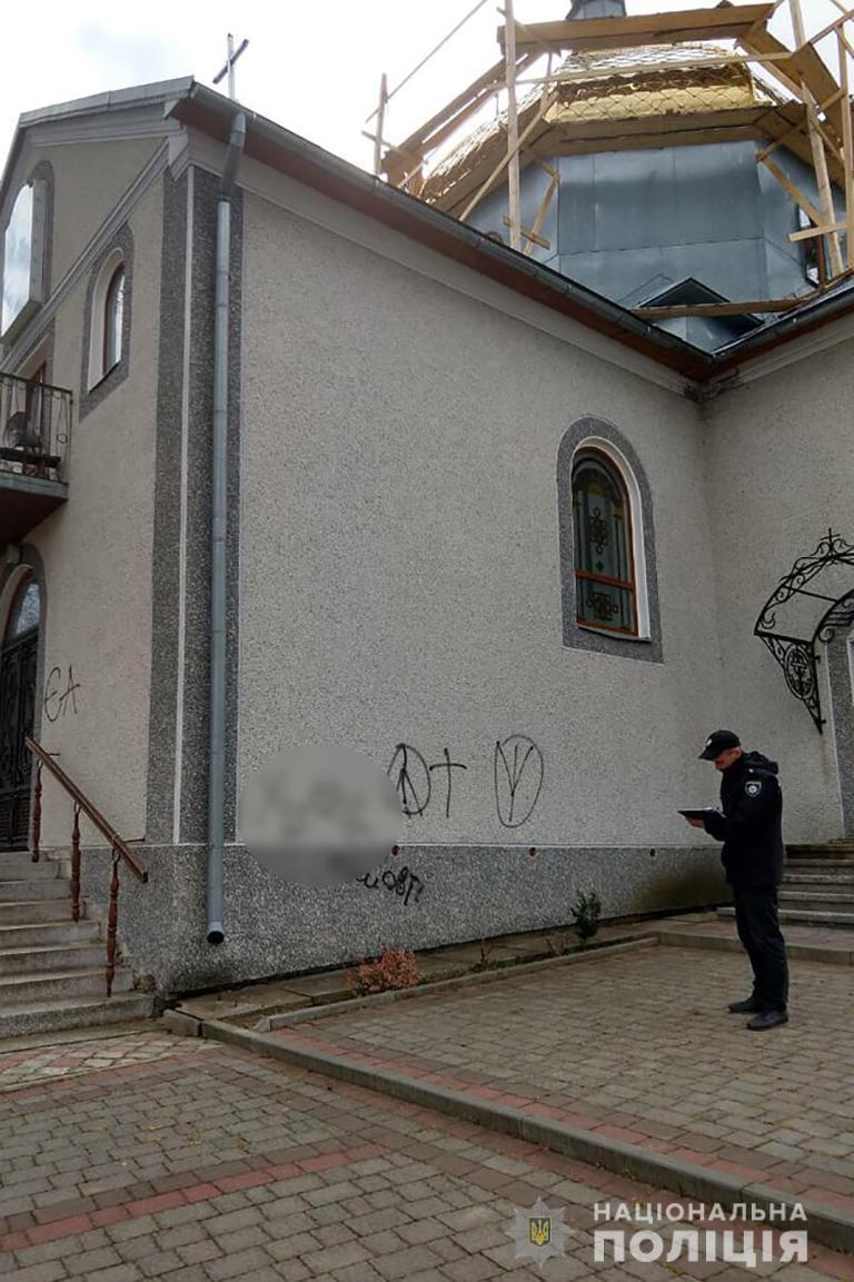 На Івано-Франківщині юнак розмалював свастикою церкву 