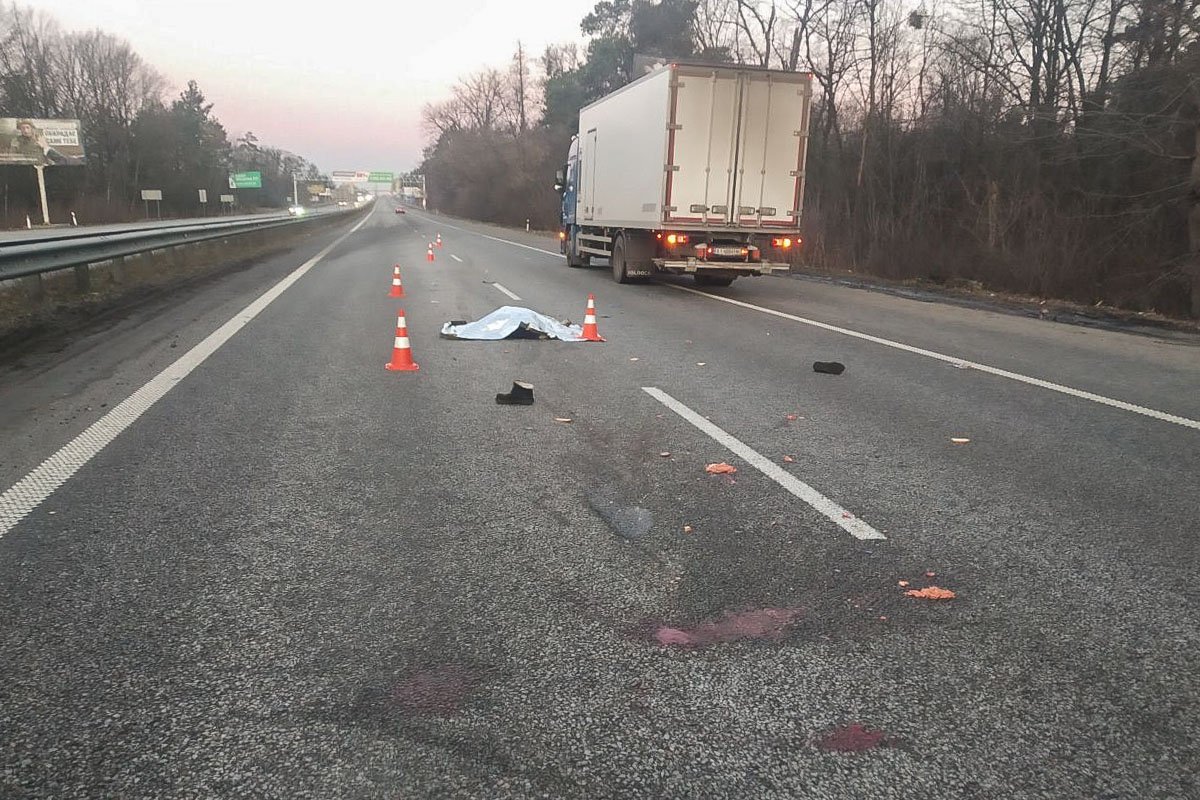 Под Киевом женщину насмерть сбили два автомобиля