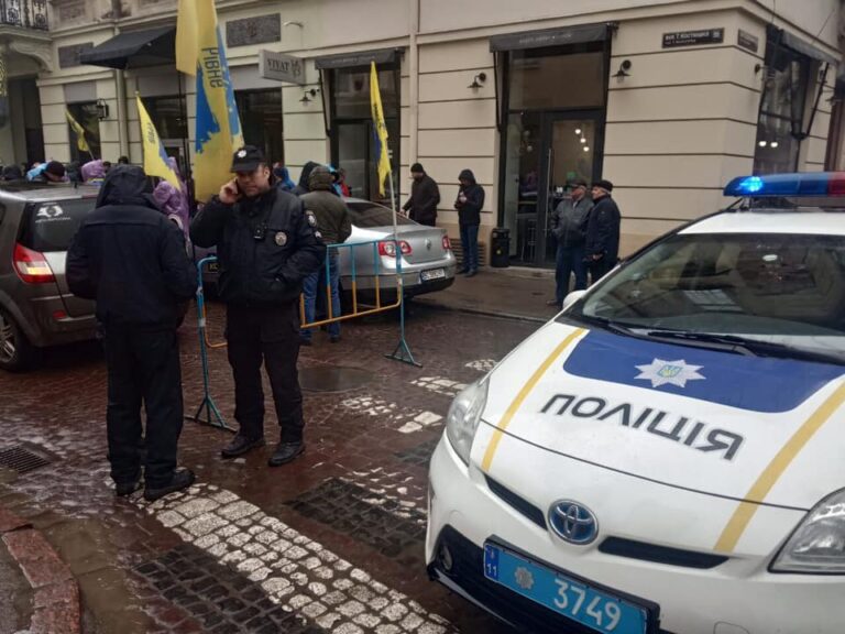 Во Львове пикетируют “евробляхеры“: заблокирована центральная улица - today.ua