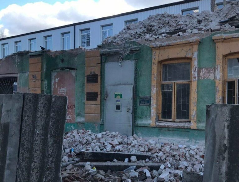 У Харкові обвалився аварійний будинок: постраждав будівельник - today.ua