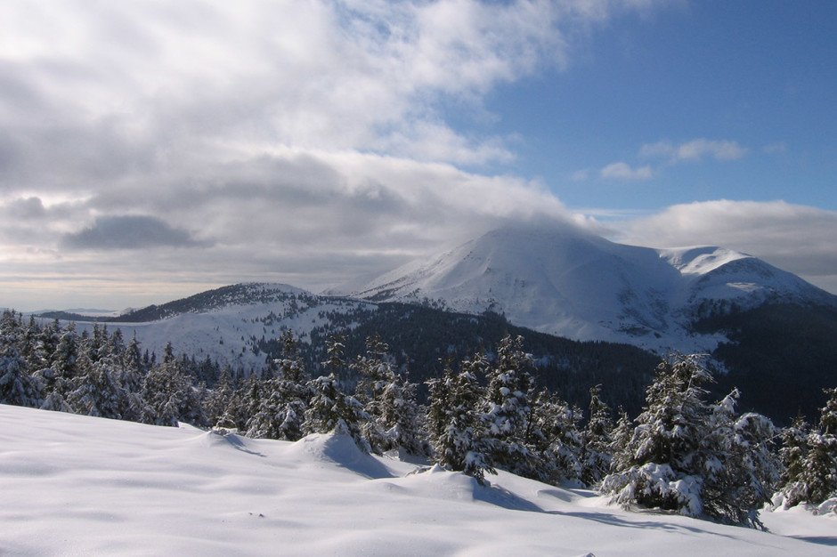 Українців попереджають про високу сніголавинну небезпеку у Карпатах