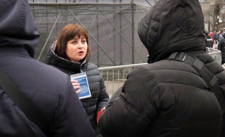 Силовики застосували силу до журналістки регіонального телеканалу під час виступу Порошенка  - today.ua