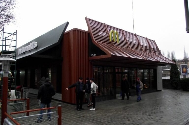Возле McDonalds в центре Николаева произошла стрельба: есть раненый - today.ua
