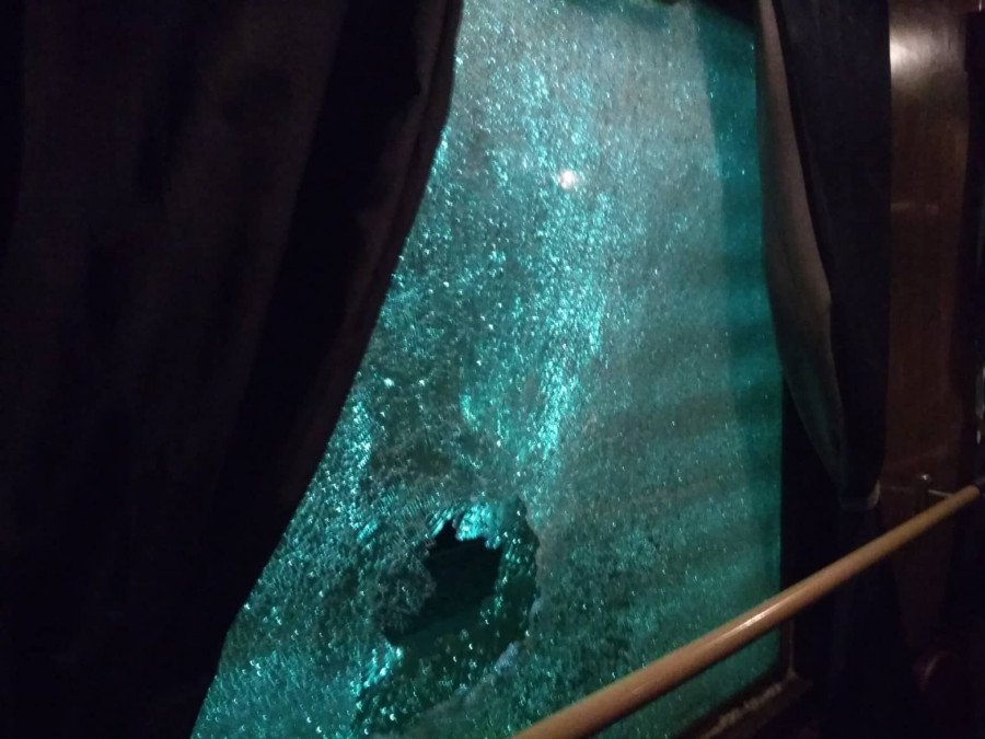 Невідомі хулігани жбурляли каміння у потяг “Укрзалізниці“: розбиті два вікна