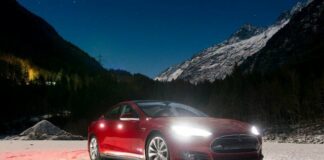 Электромобиль Tesla Model S испытали на прочность  - today.ua