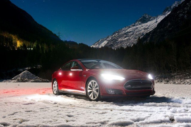 Электромобиль Tesla Model S испытали на прочность  - today.ua