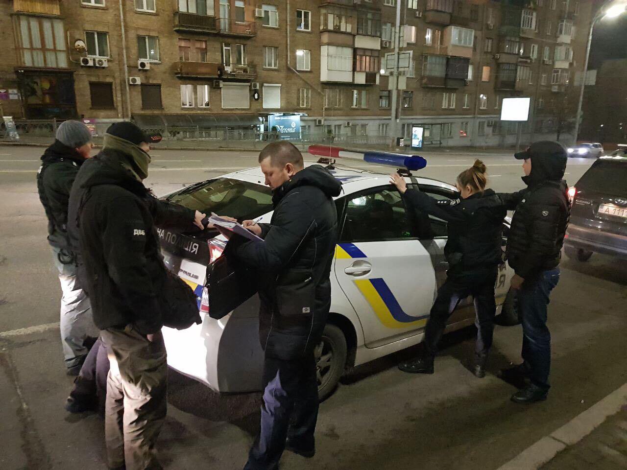 У Києві на хабарі затримали жінку-копа з напарником: оприлюднені фото
