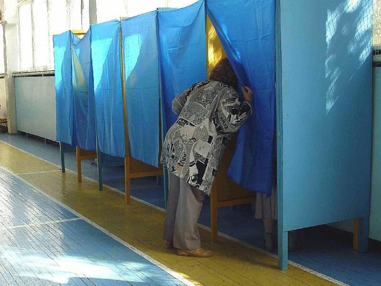 За селфі з бюлетенем виборцю світить три роки, - МВС  - today.ua