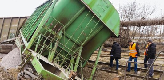 В Киеве на Выдубичах произошло крушение поезда: есть фото и видео - today.ua