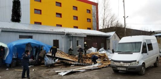 Сорванная ветром крыша магазина убила женщину и травмировала ее дочь - today.ua