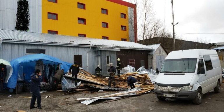 Сорванная ветром крыша магазина убила женщину и травмировала ее дочь - today.ua