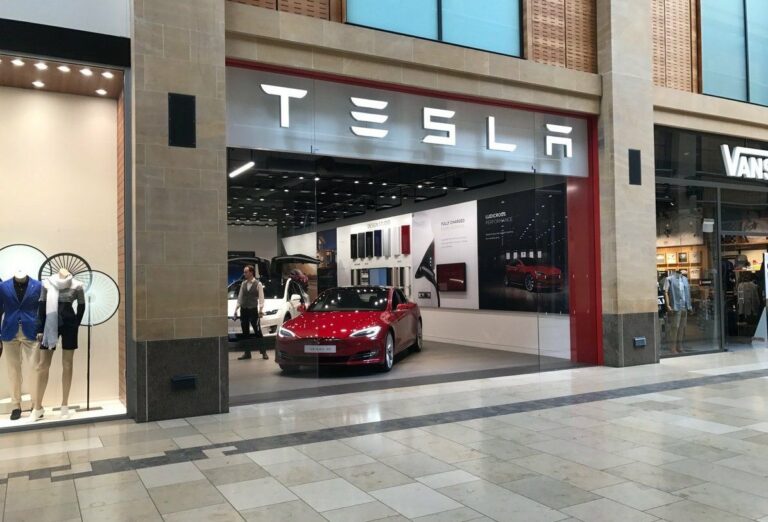 Tesla закрывает автосалоны: стала известна причина - today.ua