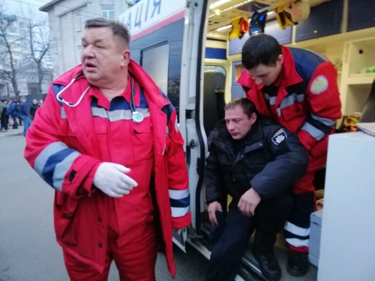 Аваков пообіцяв притягнути до відповідальності винних у побитті поліцейських - today.ua