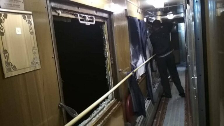 Неизвестные хулиганы швыряли камни в поезд “Укрзализныци“: разбиты два окна - today.ua