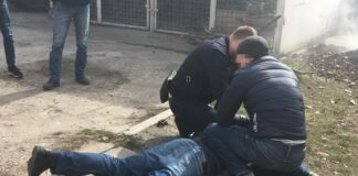 Сотрудника криминальной полиции поймали на взятке: опубликовано видео  - today.ua