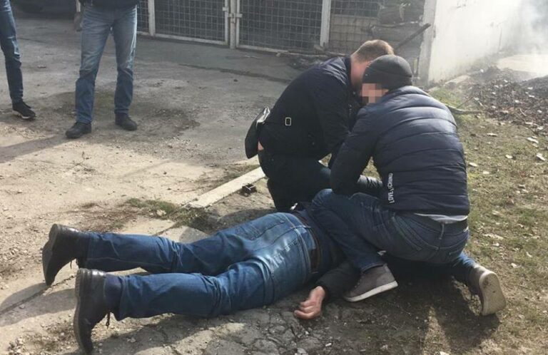 Працівника кримінальної поліції спіймали на хабарі: опубліковане відео  - today.ua
