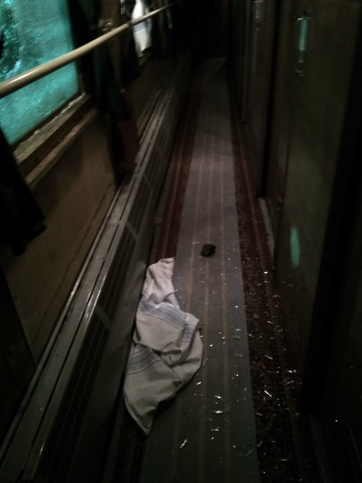 Неизвестные хулиганы швыряли камни в поезд “Укрзализныци“: разбиты два окна