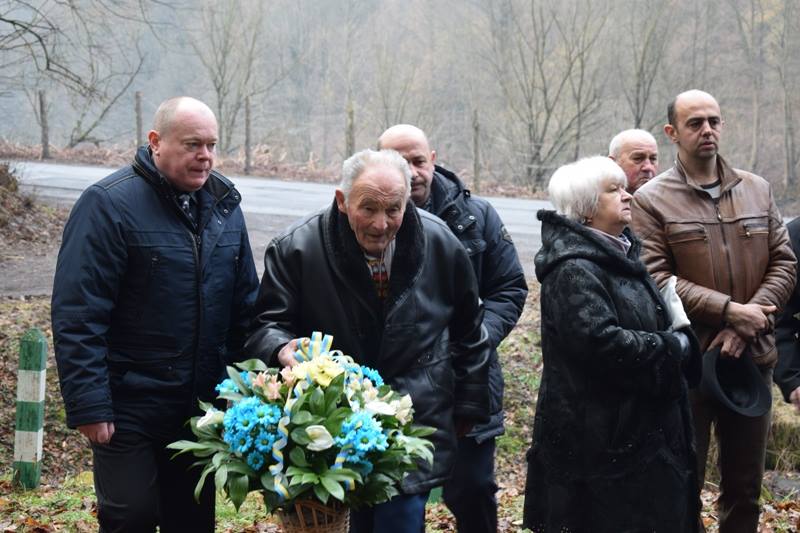 Порошенко наградил орденом Свободы президента Гуцульской Республики