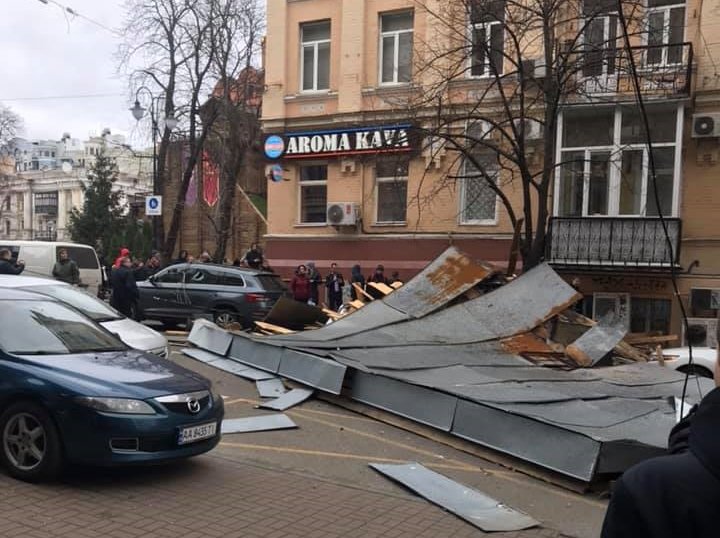 В центре Киева ветер сорвал крышу с дома - today.ua