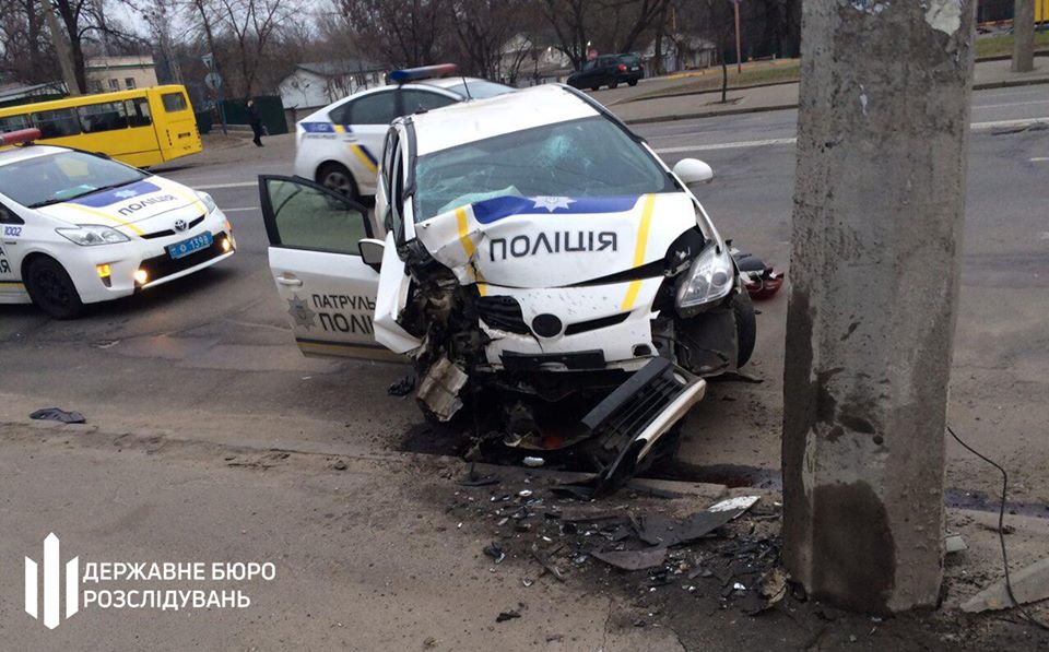 В Киеве патрульный “Приус“ влетел в столб: пострадали полицейские