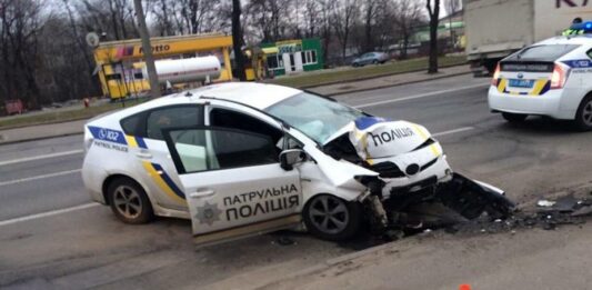 В Киеве патрульный “Приус“ влетел в столб: пострадали полицейские - today.ua