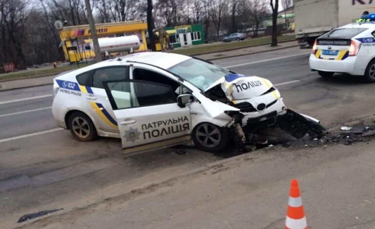 В Киеве патрульный “Приус“ влетел в столб: пострадали полицейские - today.ua