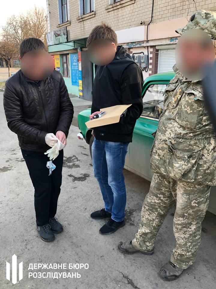 Призывник отдал 15 тыс. гривен работнику военкомата за “белый билет“ 