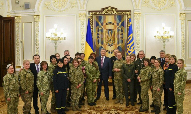 Порошенко наградил женщин-военных - today.ua