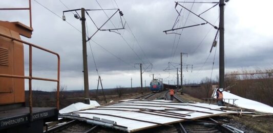 Ветер наделал вреда на “Укрзализныце“: задержаны три поезда  - today.ua