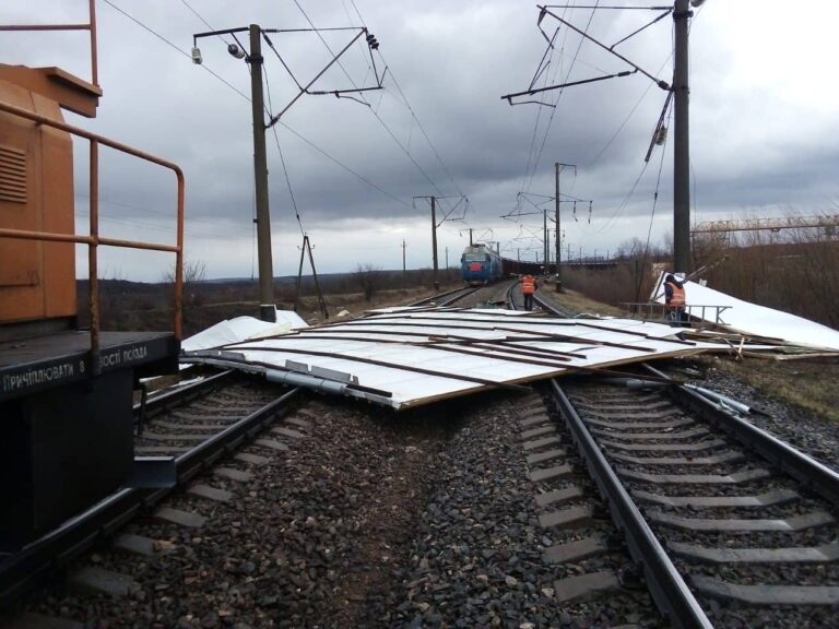 Вітер наробив шкоди на “Укрзалізниці“: затримано три потяги  - today.ua