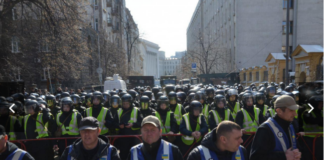 Активисты “Нацкорпуса“ штурмуют администрацию президента: опубликовано видео  - today.ua