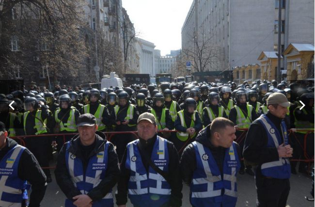 Активисты “Нацкорпуса“ штурмуют администрацию президента: опубликовано видео  - today.ua