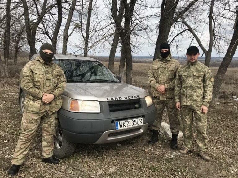 Тернопольская греко-католическая церковь передала бойцам ООС внедорожник Land Rover - today.ua