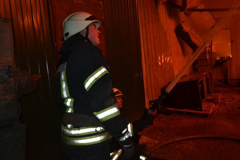 Під Києвом цілу ніч тушили масштабну пожежу на підприємстві, яке виготовляє бронежилети - today.ua