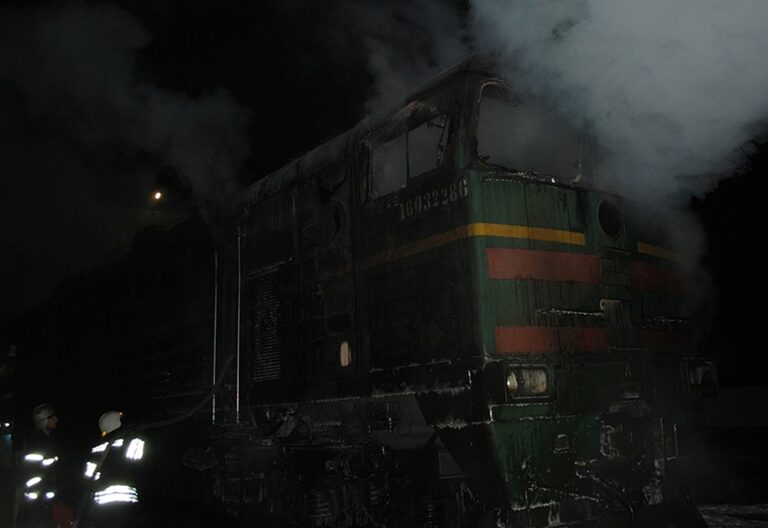 В Николаеве в депо загорелся поезд - today.ua