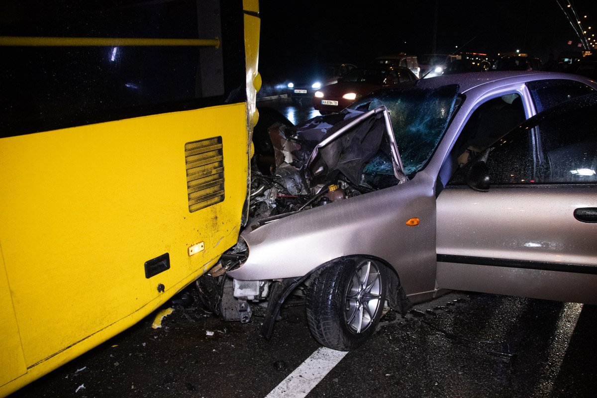 У Києві авто на швидкості влетіло у тролейбус: є загиблий