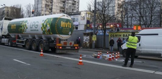 В Киеве бензовоз сбил пешехода   - today.ua