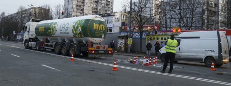 В Киеве бензовоз сбил пешехода   - today.ua