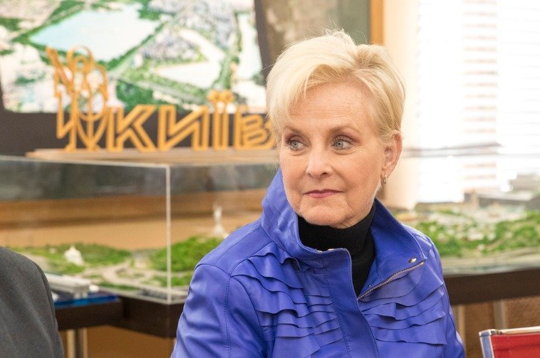 Вдова сенатора Маккейна спостерігатиме за виборами в Україні