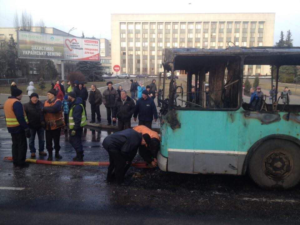 В Чернигове на ходу вспыхнул троллейбус с пассажирами: опубликовано видео