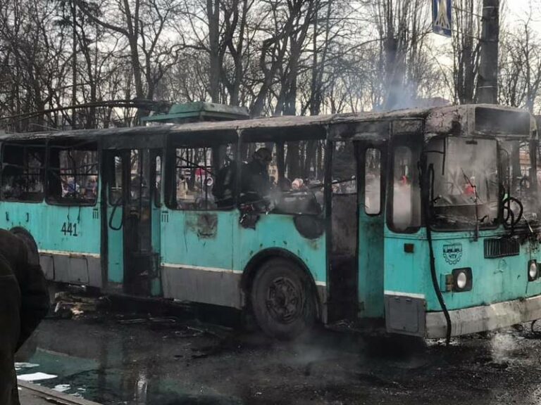 В Чернигове на ходу вспыхнул троллейбус с пассажирами: опубликовано видео - today.ua