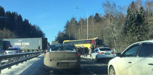 Автобус с украинцами столкнулся с фурой под Москвой: опубликованы фото - today.ua