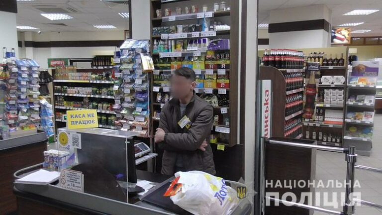 Касир магазину, замінивши купюру, звинуватив покупця у шахрайстві - today.ua