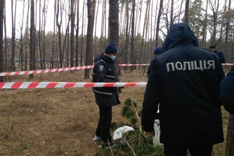 Поліція розшукує жінку, яка викинула у лісі новонароджене немовля - today.ua