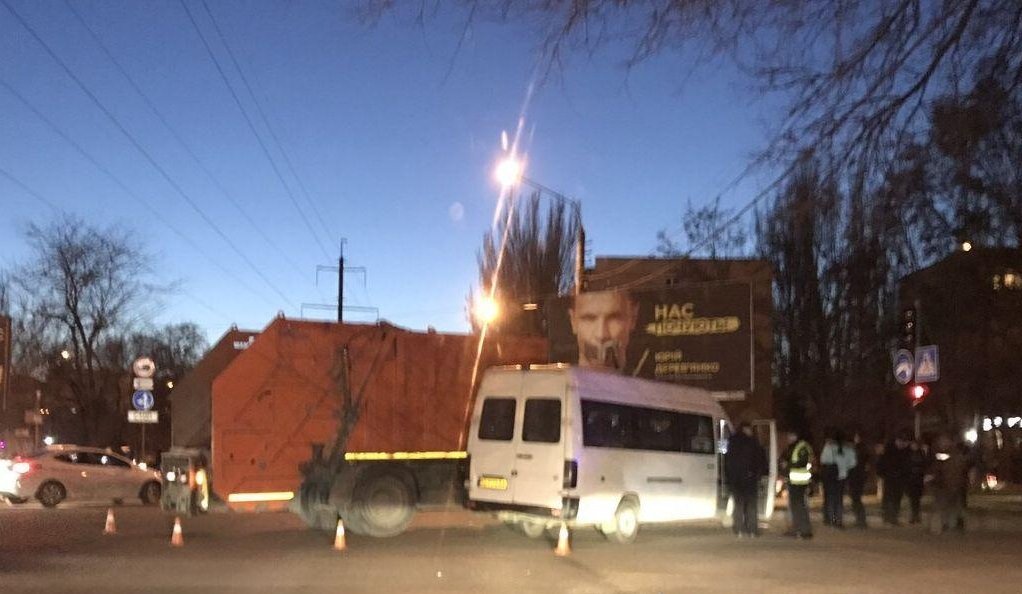 Маршрутка с пассажирами влетела в мусоровоз: пострадала женщина