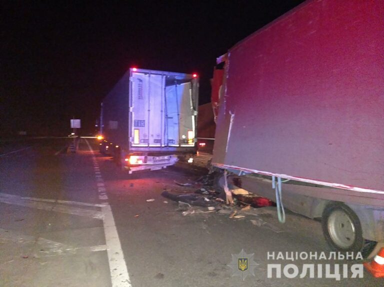 На Николаевщине столкнулись две фуры: погибли трое людей - today.ua