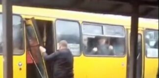 У маршрутки відвалились двері посеред дороги в Києві (відео) - today.ua